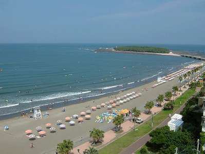 7 7 土 の海開き前から 青島海水浴場は夏気分満開 青島グランドホテル