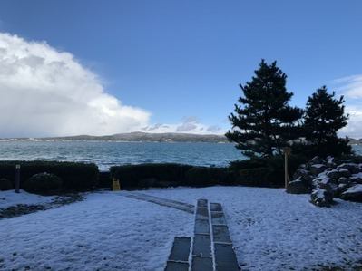 美しい雪景色 中庭がうっすら雪化粧 石川県能登半島 和倉温泉 ゆけむりの宿 美湾荘 公式