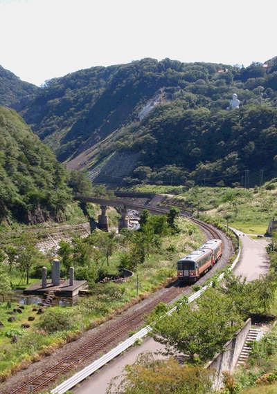 お部屋の窓からは時を刻む大糸線。 | 奥白馬温泉 国富 翠泉閣