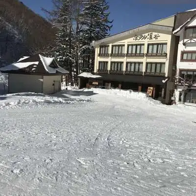 ジャイアントスキー場とかつ重のお店 | 志賀高原 白い温泉 渓谷の湯