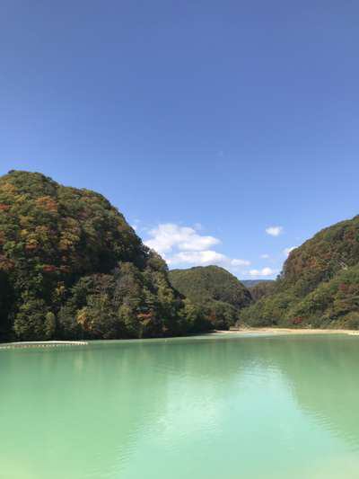 エメラルドグリーンの水が神秘的な品木ダム 草津温泉 喜びの宿 高松