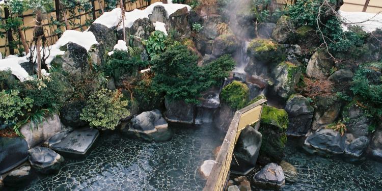 温 泉 越後湯沢温泉 露天大岩風呂の宿 湯沢東映ホテル