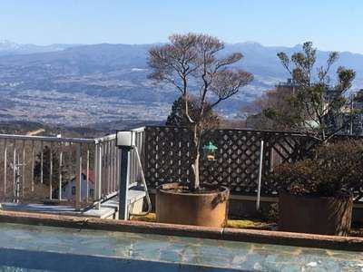 標高800mの屋上露天風呂に野鳥の餌箱を設置 伊香保温泉 和心の宿大森 親しみやすくあったかで心和む宿