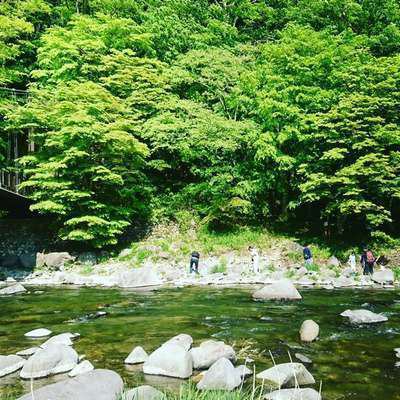 川遊びするのに最適な場所です 塩原温泉 四季折々の景観が楽しめる渓谷と源泉かけ流し美肌の湯が自慢の宿 旅館 上会津屋