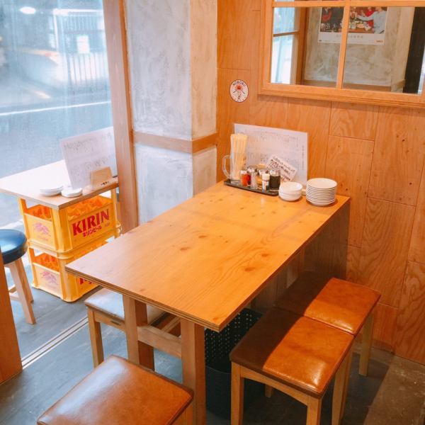 4名様テーブルもご用意しております。少人数での宴会やご友人との飲み会などにご利用ください！肉厚ジューシーで肉汁が飛び出る餃子を是非お召し上がりください。
