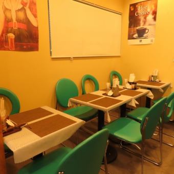 The table seats can be divided or combined depending on the purpose, making them an attractive option as they can flexibly accommodate the number of people using the facility.It's a perfect space for casual get-togethers, such as drinking parties or dinner parties with friends.