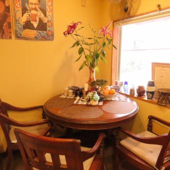 The relaxed layout of a round table is perfect for small dinner parties or drinking parties where you want to chat at your leisure.Combined with the soft lighting, it creates a homely, relaxing atmosphere.
