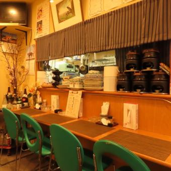 The counter seats are perfect for stopping by after work, and are a comfortable place where you can relax even if you're alone.This seating area, with its comfortable distance and warm atmosphere, is perfect for a quick drink or an evening of chatting.