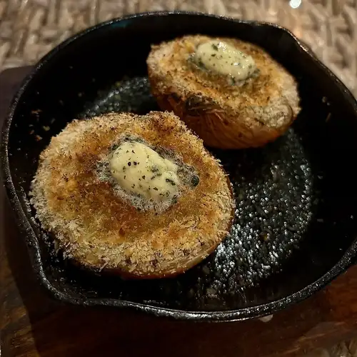 丸ごと玉ねぎのロースト~香草バター~/トリュフ生ソーセージ