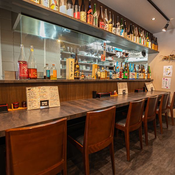 お話上手のオーナーやスタッフの方とも会話が楽しめるカウンター席！お料理をつくる香りが食欲をかきたてます◎おひとり様やカップルご夫婦の方など、様々なシーンに合わせてご利用いただけます♪