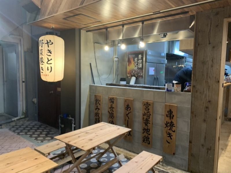 胡屋バス停から徒歩1分(70m)とアクセス抜群◎アーケード街に位置しているため、天候に関係なくお客様が安心してご来店いただける環境です。屋根のあるアーケード街は雨の日でも雨に濡れずにお店までお越しいただけます。宴会や打ち上げなどのお集りの際はぜひ当店をご利用くださいませ♪