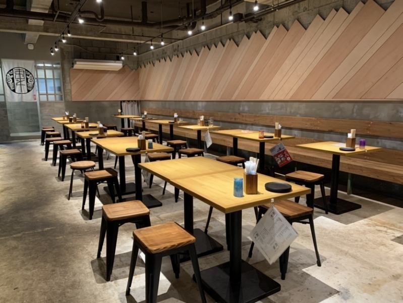シンプルなインテリアでまとめた、広々とした店内。少人数から大人数までご利用可能なテーブル席は、様々なシーンに合わせてご利用いただけます！お仕事帰りのちょっとした飲み会やご友人とのご会食、女子会にもいかがでしょうか？店内のお席と外のお席を合わせ、最大66名様までの大人数の宴会も承っております。