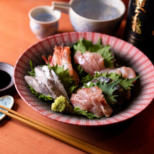 五島や舞鶴から取り寄せた新鮮な鮮魚を贅沢に使用した【刺身盛合わせ】は焼酎や日本酒、地酒との相性抜群♪