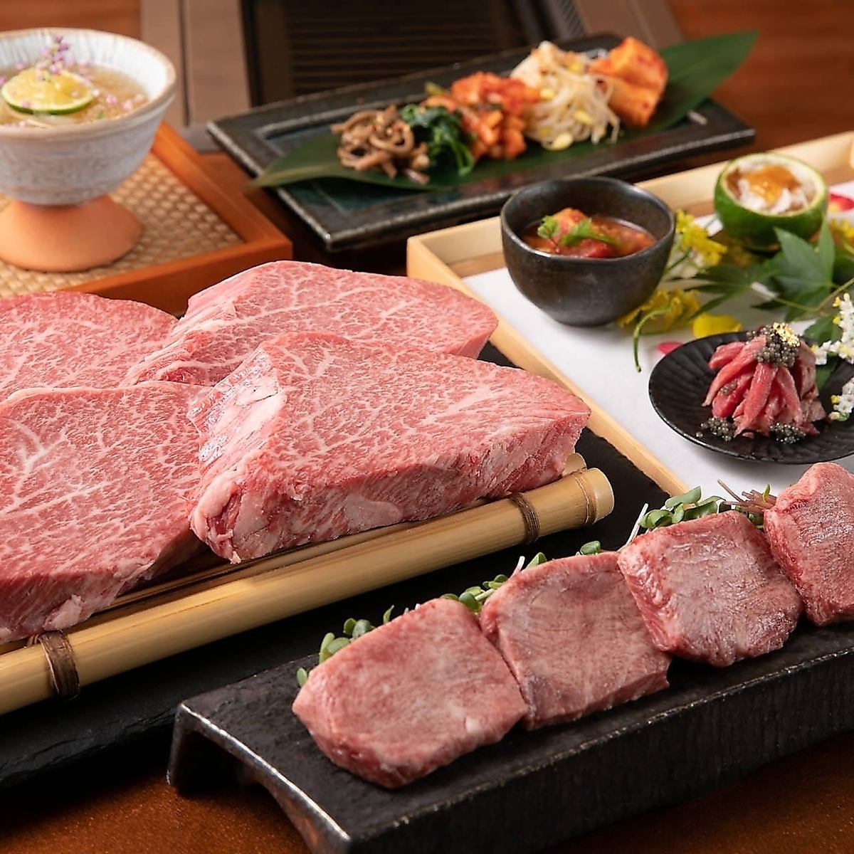 Enjoy all-you-can-eat authentic charcoal-grilled yakiniku while relaxing on the sofa! 90 minutes, 35 dishes, 1,980 yen~◎