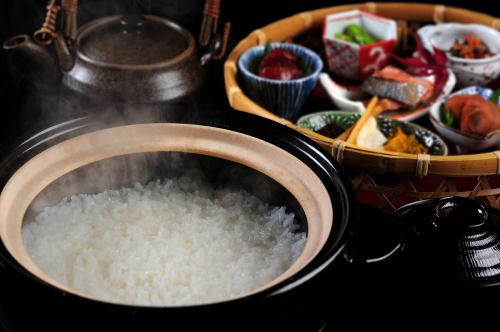 雪藏和冰温熟化佐渡越光大米在锅中煮