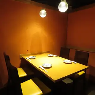 This is a private room with a table for 4 people.It's perfect for small dinners, business meetings, and family gatherings.With its completely private space enclosed by a door, you can enjoy conversations with loved ones, delicious meals, and banquets without worrying about your surroundings.