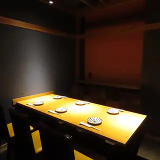 This is a private room with a table for 6 people.It's perfect for small dinners, business meetings, and family gatherings.With its completely private space enclosed by a door, you can enjoy conversations with loved ones, delicious meals, and banquets without worrying about your surroundings.