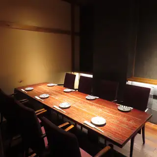 This is a private room with a table for 8 people.This private space is perfect for medium-sized company parties of up to 8 people, get-togethers with friends, departmental year-end/New Year parties, or farewell/welcome parties.It's the perfect place for a fun banquet where everyone can enjoy themselves in a friendly atmosphere without worrying about those around them, surrounded by delicious seafood dishes and a wide selection of local sake from Niigata.
