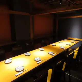 This is a private room with a table for 12 people.This private space is perfect for medium-sized company parties, get-togethers with friends, departmental year-end/New Year parties, and farewell/welcome parties.You can enjoy conversations with loved ones, delicious meals, and banquets without worrying about those around you.