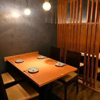 This is a semi-private booth.Perfect for groups of 2-4 people, even for walk-ins.Even if all the private rooms are booked, we can also provide you with a semi-private room.If you require a private room, we also offer a private room guarantee plan, so we recommend making your reservation as early as possible.