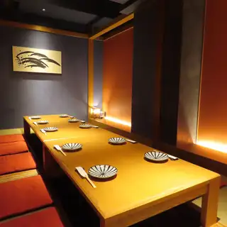 This is a private room with a sunken table that can accommodate up to 10 people.This private space is perfect for medium-sized company parties of 8-10 people, get-togethers with friends, departmental year-end/New Year parties, farewell/welcome parties, and more.It's the perfect place for a fun banquet where everyone can enjoy themselves in a friendly atmosphere without worrying about those around them, surrounded by delicious seafood dishes and a wide selection of local sake from Niigata.