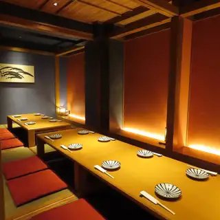 This is a private room with a sunken table that can accommodate up to 14 people.This completely private space is perfect for medium-sized banquets, reunions, and after-work parties for 11 to 14 people.You can relax in a tranquil Japanese-style space without worrying about being seen by others.This restaurant is extremely popular for special banquets where you can enjoy exquisite dishes made with seasonal ingredients directly from Niigata, along with local sake.