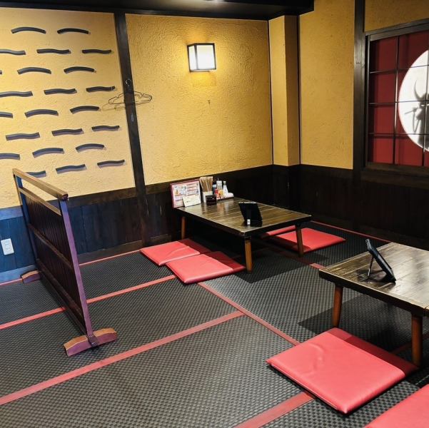 【お座敷席の貸切が可能！】店内は活気にあふれた賑やかな雰囲気で、楽しくお食事を楽しめる空間が広がっています。広々としたお座敷席はゆったり寛げる造りになっており、大人数での集まりにも対応可能です。20名様以上からは座敷席の貸切利用も可能で、各種イベントに最適です◎
