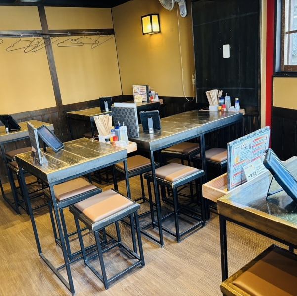 【テーブル席・座敷席を完備】店内には各種お席をご用意しております。2名様テーブル席は1名様からご利用可能です。4名様お座敷席は足をのばせるので家族連れのお客様も気軽にご利用いただけます。また、お座敷席は最大20名様まで対応可能なのでグループ利用にもぴったりです。