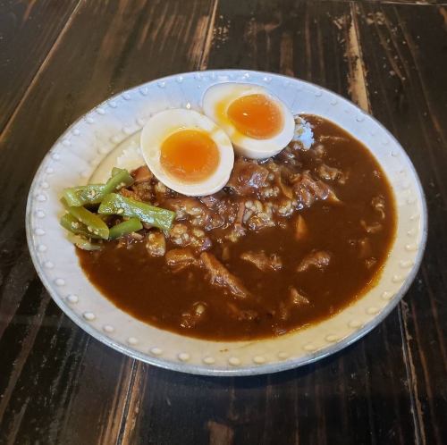 味たま牛すじカレー(サラダ付き)