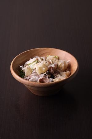 生ハムと揚げ餅のシーザーサラダ