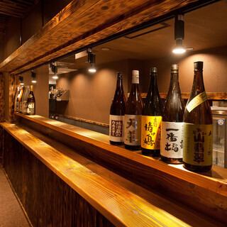 浅草で絶大な人気を誇る「天麩羅 秋光」が、満を持してバル業態をスタートしました！1Fはカウンター席で、目の前で揚げたての天麩羅を楽しめるスタイリッシュな空間。お洒落な雰囲気の中、厳選された食材を使用した天麩羅を愉しむ贅沢なひとときを提供します。