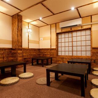 2Fは落ち着いた座敷で、友人や家族とゆったりとした時間をお過ごしいただけます。また、バルメニューにぴったりのアルコールも豊富に取り揃えており、宴会やパーティーにもおすすめです。友人との集まりや大切な家族との食事に、ぜひお越しください。