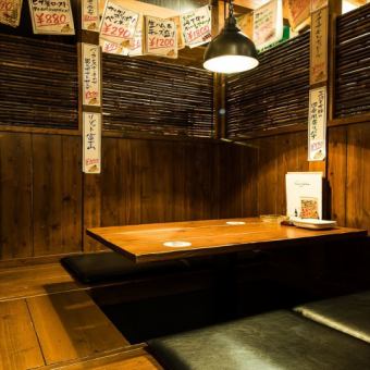 挖掘在日本空间中平静的座位◎由雪橇隔开的挖掘是一个完美的座位，可以让您的背部腰部享受饮品。如果您离开隔断，酒店可以举办宴会，最多可容纳12位客人。看过道上的小物品很有趣！