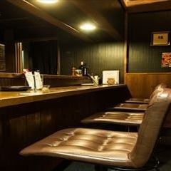 In the vicinity of the stairs, our recommended bar counter seat ◎ Please enjoy the conversation with the staff ♪