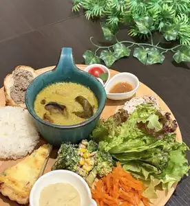 Evergreen "Night" Set Meal ~Green Curry~ / ~Mamma's Homemade Hamburg Steak~