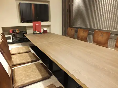 可以放松和享受用餐的带地炉的包房♪ 推荐用于私人饮品和家庭聚餐！