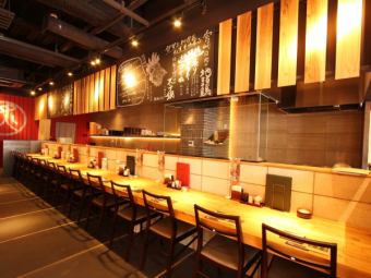 Counter seats where you can casually enjoy your meal even if you are alone! Recommended dishes are written on the blackboard.