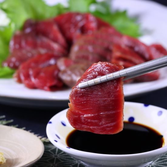 We offer popular dishes such as horse sashimi, charcoal-grilled sashimi, sashimi, and beef tongue!