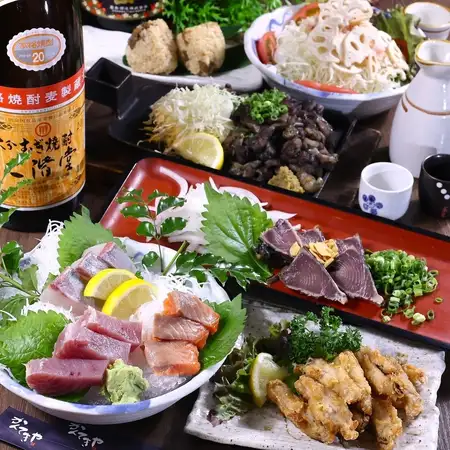 [Full Course] A luxurious 8-course meal featuring charcoal-grilled local chicken, three kinds of sashimi, and fried chicken wings, with 2 hours of all-you-can-drink included. 4000 yen.
