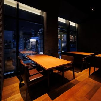 【긴자의 야경을 일망할 수 있는 공간】 축하에 최적인 호화로운 인테리어로 장식된 멋진 공간 ♪ 긴자의 야경을 일망할 수 있는 개인실석, 느긋하게 보낼 수 있는 테이블석을 준비하고 있습니다.축하·생일·기념일·맑은 날이나, 접대라고 하는 비즈니스 씬에도 최적입니다.가족 단체에도 꼭 이용하십시오.