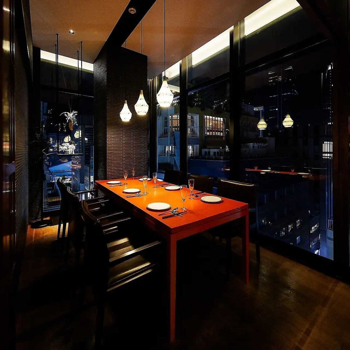 落ち着いた大人の雰囲気漂うモダンラグジュアリーな完全個室空間