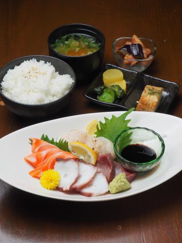 Enjoy fresh sashimi with a set meal ♪