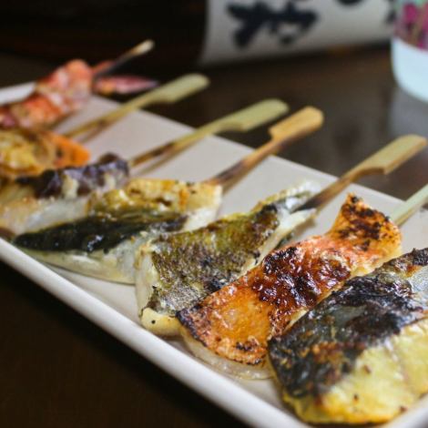 【特色1】慢火烤！创意鲷鱼、鲭鱼、青花鱼、扇贝、鰤鱼、鰤鱼等的「创意鱼串」…198日元～