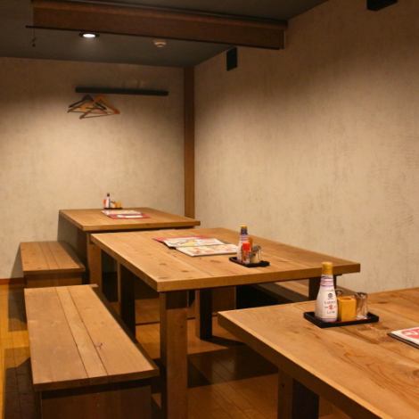 25名様前後までご案内可能なテーブル席もご用意しております。会社宴会、地域や団体の集まり、決起会などなど、大人数でのご利用もOKです。店内は最大25名様前後まで対応可能。26名様以上でもご案内できる場合もございますので、お気軽にお電話にてご相談ください。