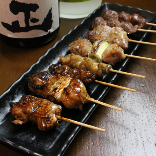 【これが定番！】香ばしい匂いでお酒が進む！ふっくらジューシーに仕上げる良々自慢の焼き鳥