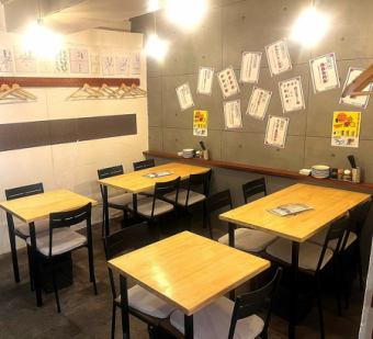 There are table seats in the back of the store that can seat up to 14 people! These are convenient table seats for after-work drinking parties, welcome/farewell parties, girls' parties, and birthday parties!