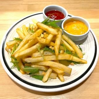 French fries with spicy mayonnaise and garlic