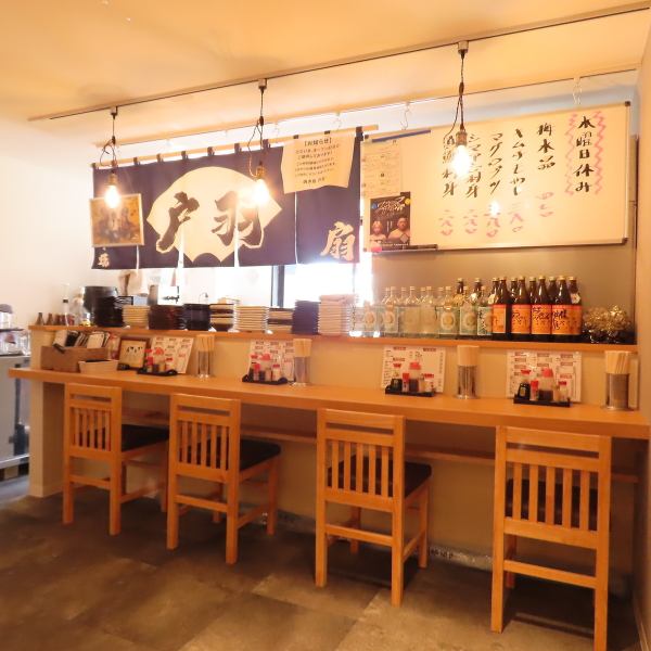可以俯瞰廚房的四座吧台是名副其實的「酒吧最佳座位」！在友善的氛圍中，您可以與工作人員進行輕鬆的交談，感覺自己就像常客。非常適合您自己來，或和情侶一起來，一起舉杯慶祝。這是一個用途非常廣泛的座位區，既可以用於快速喝飲料，也可以用於喝大杯飲料。