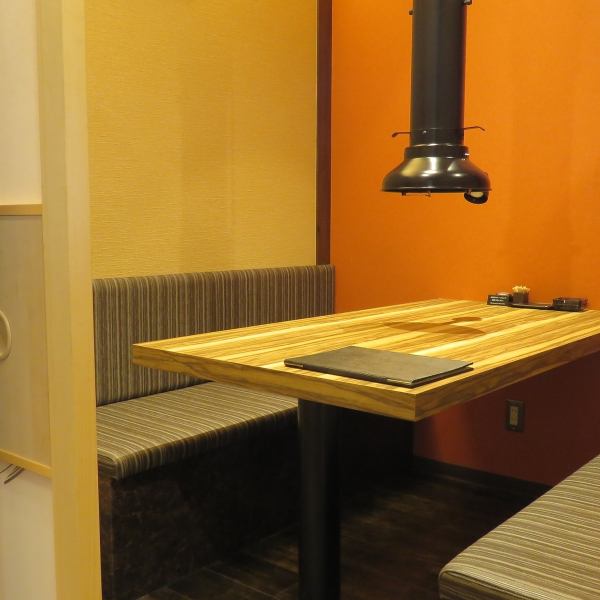 帶桌椅的完全私人房間！在私人房間裡，您可以感受到溫暖的木材。