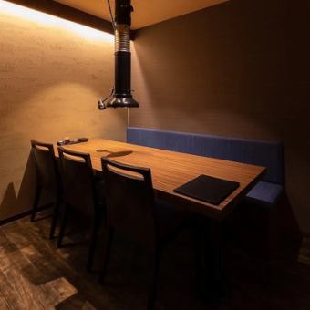 テーブル、ソファーの6名席